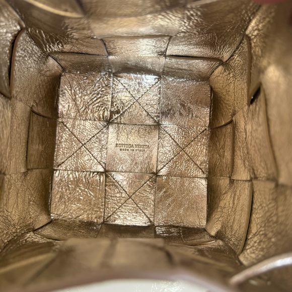 Bottega Veneta Cassette Interciato Gold Leather Woven Bucket Bag - Picture 5 of 9